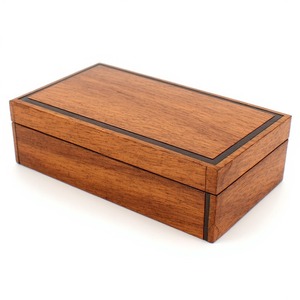 Étui à cigares en bois massif artisanal de qualité supérieure, conçu pour un rangement sécurisé et un transport élégant de cigares de qualité supérieure. - Product Image 4