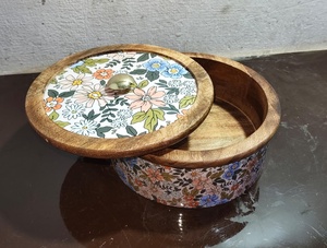 Casserole moderne en bois de manguier écologique avec design floral émaillé, couvercle en acier inoxydable, bouton en métal, durable, lavage à la main uniquement - Product Image 1
