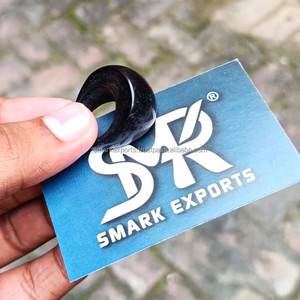 Bague de doigt en corne de buffle noire unique faite à la main bijoux en corne naturelle durable bande de déclaration élégante pour hommes femmes idée cadeau - Product Image 1