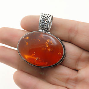 Colgante de piedra preciosa de ámbar natural con engaste de plata – Ámbar naranja cálido - Product Image 1