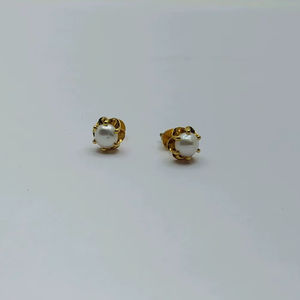 Pendientes de Perlas Doradas, Diseño Redondo Clásico, Joyería Elegante y Minimalista para Mujer, Uso Diario y para Fiestas - Product Image 1