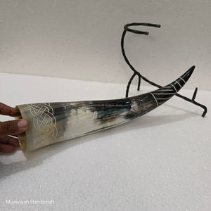 100% Corne à boire de boeuf de haute qualité avec support sculpté à la main et en fer Conception sur mesure et fabriquée avec corne à boire de haute qualité - Product Image 3