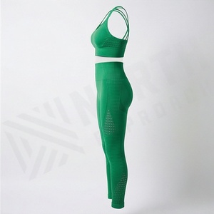 Conjunto de Yoga para Mujer con Patrón Sólido, Ropa Deportiva Premium para Gimnasio, Entrenamiento, Ejercicio y Deportes - Product Image 3
