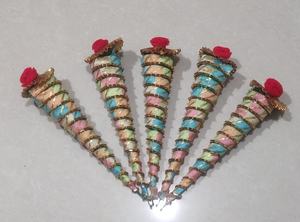 Ensemble de cônes Shagun festifs pastel faits à la main avec ruban décoratif en dentelle dorée et dessus floral rouge pour cadeau de mariage - Product Image 2