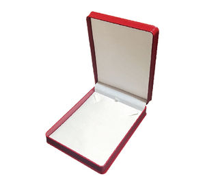 Petite boîte de présentation rectangulaire de style royal pour collier avec double crochet et finition en papier imprimé personnalisé 188x148x50mm - Product Image 1