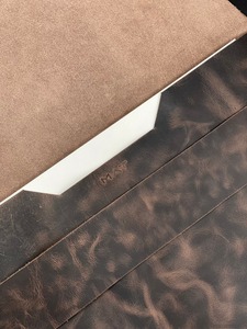 Housse pour ordinateur portable MacBook Air en cuir véritable personnalisable avec sangle de transport, style professionnel durable, logo personnalisé LS-0211 - Product Image 2