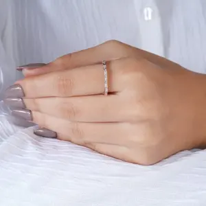 Elegante Anillo de Banda con Cristales Baguette Chapado en Oro Rosa para Mujer, Joyería Minimalista para Boda, Aniversario, Compromiso y Uso Diario - Product Image 2