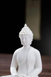 Pequeña Estatua de Buda de Resina Blanca, Diseño Art Deco, Hecha a Mano para Decoración del Hogar y Exteriores, 4.3 Pulgadas - Product Image 3