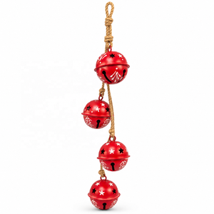 Campana de Navidad color carmesí con recortes de estrellas en contraste, arte folclórico de color marfil y suspensión rústica de yute - Product Image 1