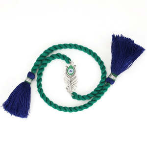 Pulsera/Brazalete Unisex con Dije de Pluma de Pavo Real y Hilo de Plata Oxidada, Regalo Minimalista para Festival Rakshabandhan entre Hermanos y Hermanas - Product Image 1