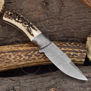 Couteau de chasse artisanal en acier Damas, manche en bois de cerf rouge, étui en cuir - Product Image 4