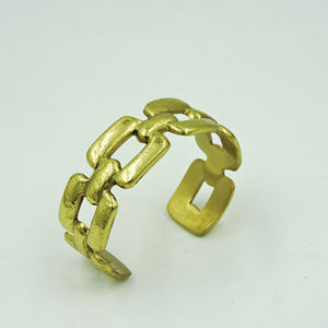 Bracelet manchette à maillons épais en laiton fait main – Jonc ouvert doré style brutaliste – Bijou audacieux à motif géométrique pour femme - Product Image 2