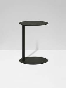 Mesa auxiliar de metal de máxima comodidad, posicionada para un fácil acceso, que mejora los momentos de relajación - Product Image 4