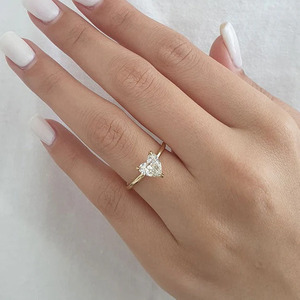 Bague de fiançailles solitaire en or jaune avec diamant de laboratoire taille cœur - Product Image 2