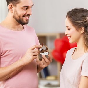 Boîte de présentation pour bagues en bois avec couvercle transparent, à 1 ou 2 emplacements, boîte à bijoux en bois personnalisée en forme de cœur - Product Image 2
