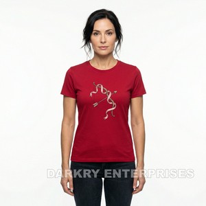 Fabricante de Camisetas Personalizadas para Mujer, Camiseta con Gráfico de Flecha y Lazo Rojo, Proveedor OEM, MOQ Bajo, Camiseta de Algodón a la Moda para Mujer - Product Image 1