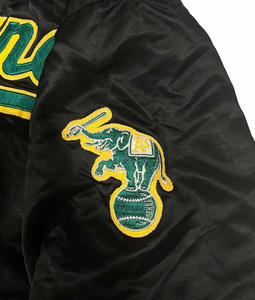 Veste universitaire en satin noir personnalisée pour hommes, veste bomber contrastée verte et dorée, uniforme de baseball en gros, vêtements de sport - Product Image 3