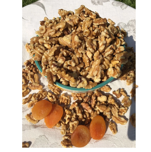 Demi-noix et morceaux de noix de Californie fraîchement cueillies, décortiquées - Product Image 4
