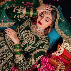 Conjunto de Lehenga Choli de terciopelo real con bordado elaborado, Dori decorativo, trabajo de diamantes y dupatta de malla de Royal Export - Product Image 5