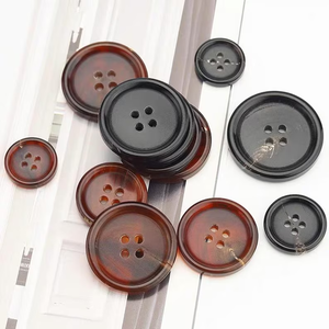 Boutons en corne de buffle noire avec une teinte blanche naturelle, écologiques, faits à la main par Blossom Craft India - Product Image 6
