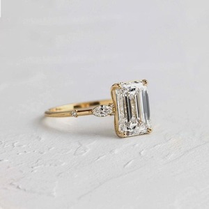 Bague de mariage solitaire pour femme en or 18 carats avec diamant de laboratoire taille émeraude 2,50 carats, clarté VS1, couleur F, certifié IGI, diamant HPHT - Product Image 2