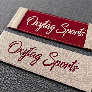 Étiquettes de vêtements rectangulaires brodées Oxytag Sports, drapeau brodé, rouge et beige, prix bas, vente en gros personnalisée, OEM - Product Image 3