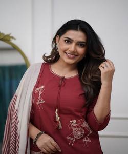 ชุดเสื้อผ้าปักลายเรยอน RICH LOOK พร้อมผ้าคลุมไหล่ สไตล์ลำลองหรูหรา ราคาขายส่ง เสื้อผ้าชาติพันธุ์ GAJARI - Product Image 2