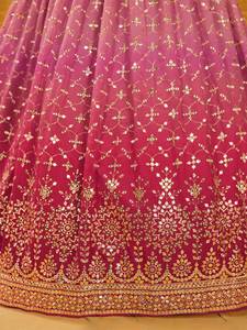Conjunto de Lehenga en Degradado Rosa Melocotón con Blusa Bordada y Dupatta de Tela de Red para Bodas, Fiestas, Elegancia Festiva de Bollywood - Product Image 6