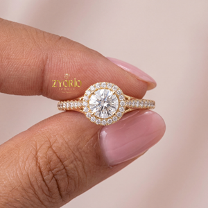 Bague de Fiançailles et de Mariage de Luxe en Or Jaune avec Diamant Taillé en Halo et Diamant de Laboratoire, Style Chevalière, Cadeau pour Femme, Bijou Fin 2.00 CT - Product Image 1