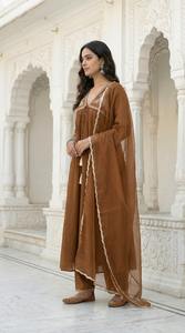 Ensemble de costume marron en Chanderi brodé Dori, coupe trapèze et froncé - Product Image 5