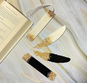 Marcador de Libros de Resina Epoxi Negro y Transparente con Lazo y Detalles Dorados - Product Image 2