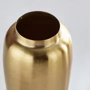 Florero de latón elegante artesanal para decoración del hogar, centro de mesa de sala de estar con acabado brillante moderno de Azora Industries - Product Image 6
