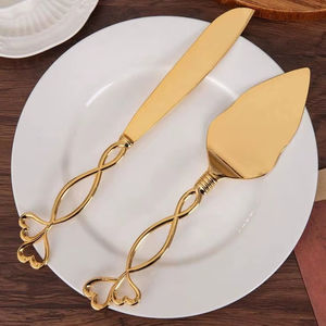 Elegante cuchillo para tartas de metal pulido diseñado para exhibir postres en recepciones de boda y cortar pasteles - Product Image 1