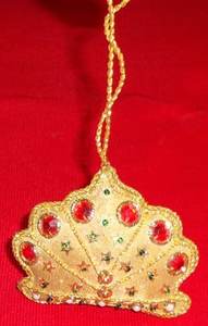 Belle conception de broderie Zari dorée avec travail de perles sur ornement suspendu en forme de coeur pour la maison et la décoration de fête de Noël - Product Image 3