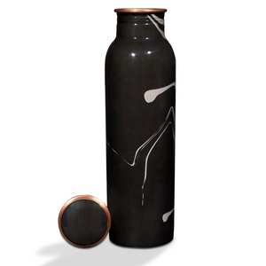 ขวดน้ำทองแดงอายุรเวท เหมาะสำหรับการดื่มน้ำตอนเช้าเพื่อการย่อยอาหารที่ดีขึ้นและประโยชน์ต่อสุขภาพ - Product Image 1