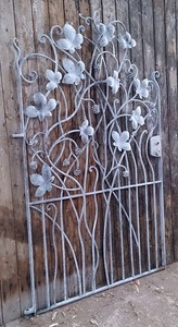 Elegant Iron Wall Decor With Swirl Design For Photo Frames And Ornaments - Product Image 6