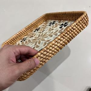 Bandeja rectangular de ratán ideal para servir de forma funcional en la mesa de comedor, para la recepción de invitados, mesa de café y uso doméstico, procedente de la India. - Product Image 2