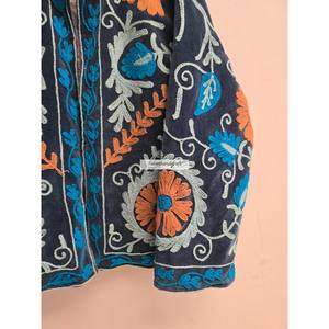 เสื้อโค้ทกำมะหยี่ปักลายดอกไม้ งานแฮนด์เมดสำหรับฤดูหนาว ดีไซน์แบบอุซเบก ซูซานี เสื้อแจ็คเก็ตสั้นสำหรับฤดูใบไม้ร่วง สไตล์โบโฮฮิปปี้ สำหรับทั้งชายและหญิง - Product Image 3