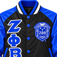 Blouson Bomber Noir Zeta Phi Beta pour Femme avec Doublure Imprimée, Manches en Satin Bleu Royal, Patch Écusson Chenille Lettres Grecques, Fermeture à Boutons-Pression