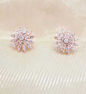 Boucles d'oreilles clous artificielles florales les plus vendues avec pierres étincelantes – Bijoux élégants et tendance pour femme, à porter au quotidien ou en soirée - Product Image 1