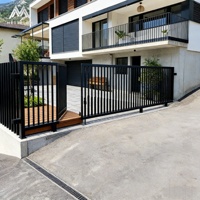 Panneau de clôture en aluminium à lattes verticales pour l'intimité en extérieur |   Système de pare-vue en aluminium architectural sur mesure