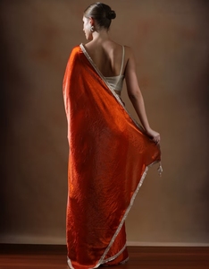 Sari en soie orange pour femme KV, avec bordure en dentelle fantaisie, et chemisier non cousu - Product Image 6