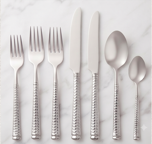 Ensemble de couverts minimalistes en argent avec manche texturé, élégants ustensiles de table en acier inoxydable pour la salle à manger moderne, la cuisine et la table. - Product Image 1