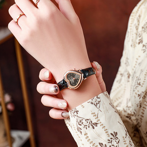 Reloj de Cuarzo para Mujer con Motivo de Corazón - Elegante Reloj de Moda Retro, Caja Delgada y Accesorio Diario Versátil - Product Image 3