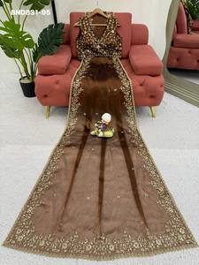 Magnifique ensemble sari et chemisier en soie Barbari, dernier cri, avec broderies et sequins, fournisseur de Surat, exportateur de mode féminine. - Product Image 6