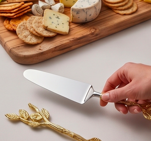 Ensemble couteau à pain et spatule à pain avec manche en forme de branche dorée, couverts en métal vintage pour mariages et présentations de table - Product Image 2