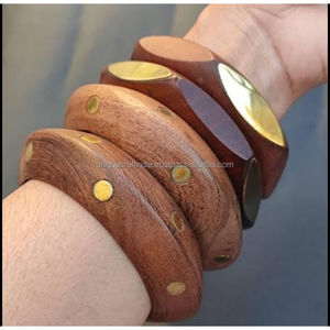 Brazaletes de madera con cresta de ámbar, madera de grano cálido con incrustaciones de latón para accesorios de mujer elegantes y contemporáneos de moda - Product Image 4