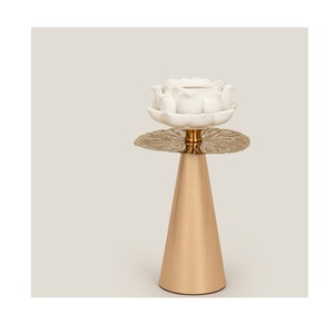 Porte-bougie en métal fiable avec structure renforcée, texture lisse et stabilité solide pour une décoration intérieure et un éclairage cohérent. - Product Image 3