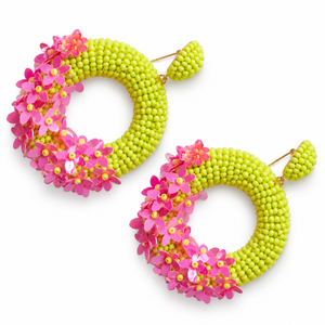 Pendientes de Aro con Cuentas de Vidrio en Tono Plateado y Adorno Floral, Joyería Artesanal para Mujer - Product Image 4
