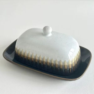 Beurrier élégant à glaçure dégradée avec couvercle en dôme, base large pour service, finition lisse, plat de rangement pour beurre de table, design durable - Product Image 1
